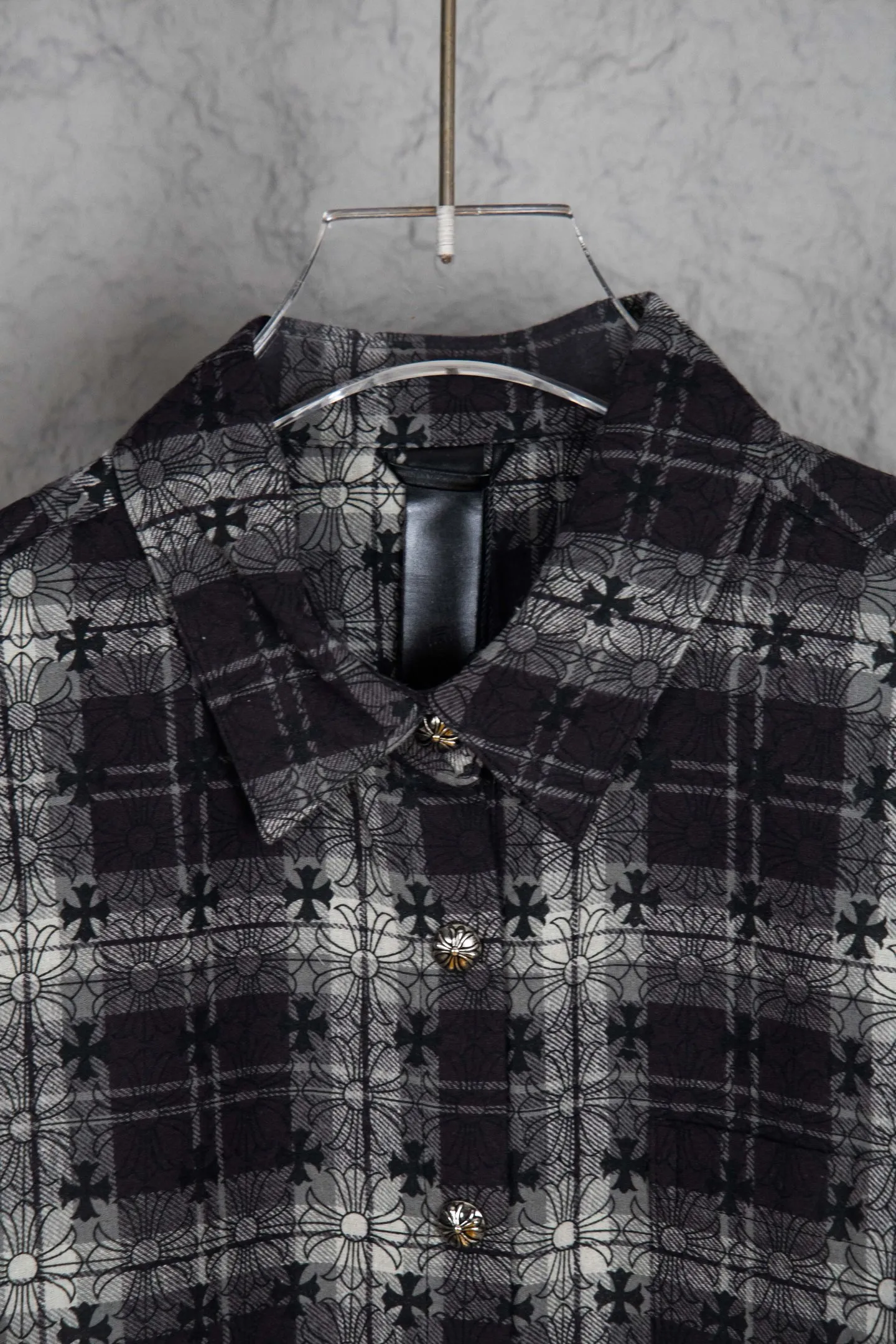 🅿️410 Style No.: M213 (the highest version on the market) Chr*me hea*ts/CH Chloé Heart Label Metal Checkered Shirt Jacket. Original replica Chloé family's unique identity silver buckle cross leather seal, custom-dyed dark pattern brand fabric, high-quality checkered pattern tailoring, cross leather patch splicing at the sleeves, one-sided chest patch pocket design, custom-made high-quality lettering hardware accessories, distressed retro silver buckle, three-dimensional version. The upper body is sassy and handsome. Natural high-street style. Needless to say, the upper body effect is natural. It is at the forefront of the trend. Its vibrant design and versatile attributes can surprise you no matter how you match it!  Size XS S M L
